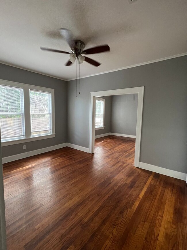 Building Photo - 1 Bedroom 1 Bath Duplex in the Broadmoor, ...