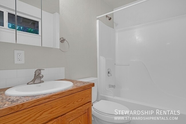 Building Photo - 1431 1/2 W. Broadway Avenue-