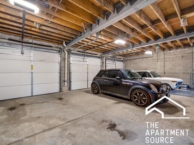 Building Photo - 2140 N Oakley Ave