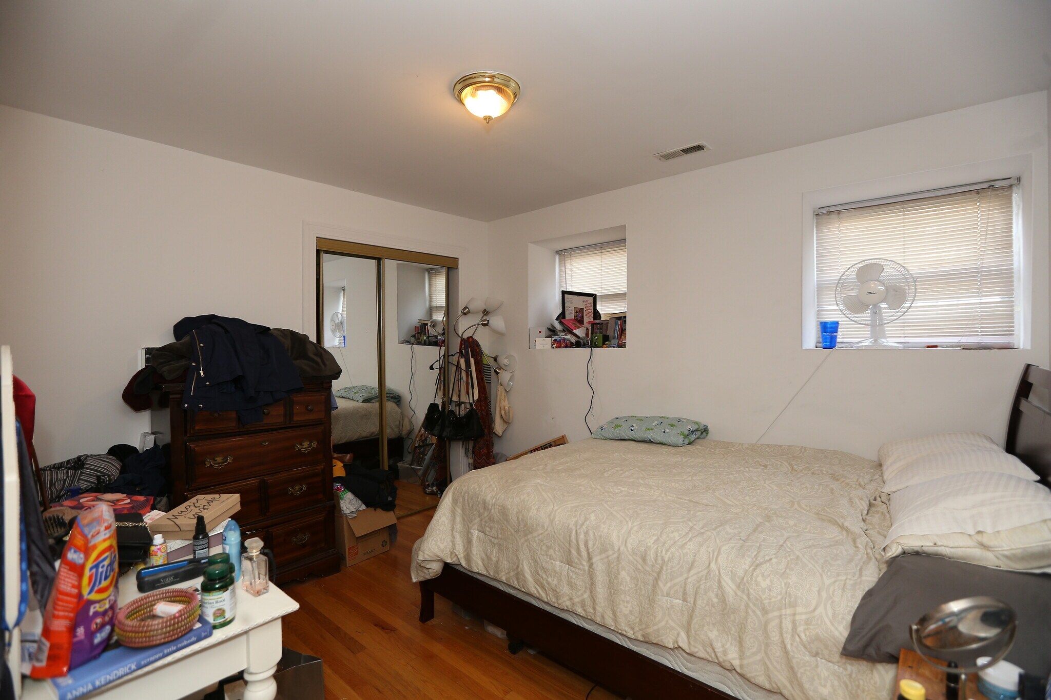 Building Photo - 922 W Addison St