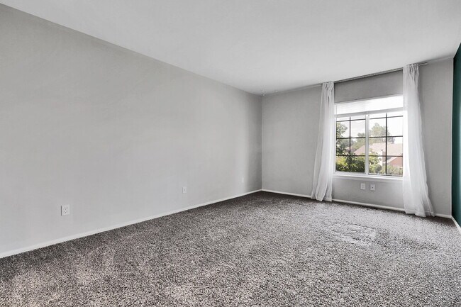 Building Photo - $2,400 - 3 Bed, 2.5 Bath Townhome with Fin...