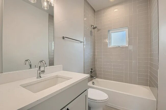 Building Photo - Newer Build 2 Bed 2.5 Bath Townhome for Rent!