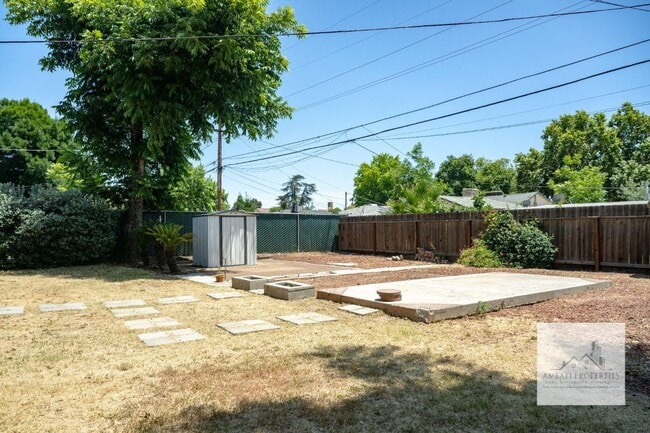 Building Photo - 1136 E Griffith Way