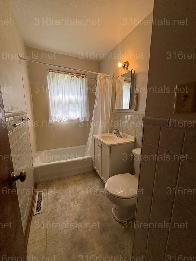 Building Photo - Two bed one bath available NOW!
