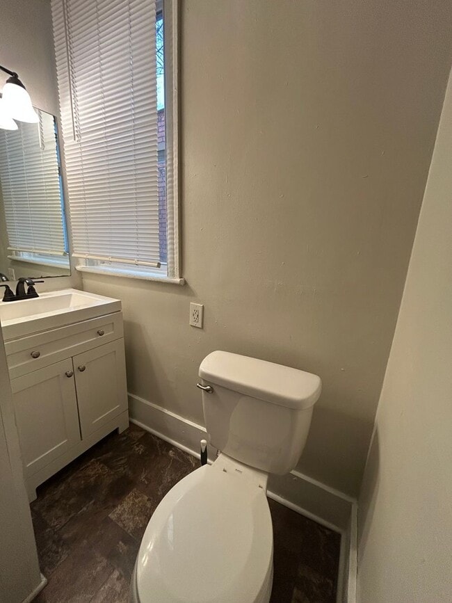 Building Photo - 5 Bedroom in Uptown Hbg - Section 8 accepted.