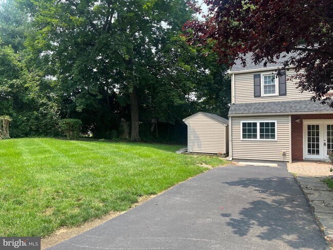 Building Photo - 102 Hillside Cir