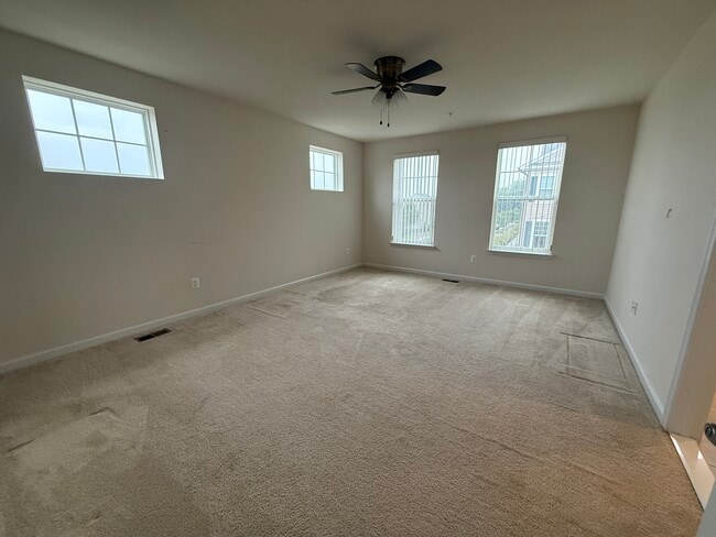 Building Photo - 5585 Peregrine Wy