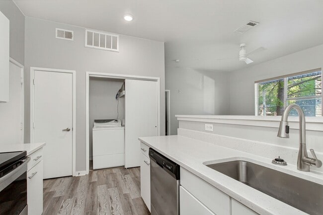 Building Photo - 1 Bedroom, 1 Bath Condo!