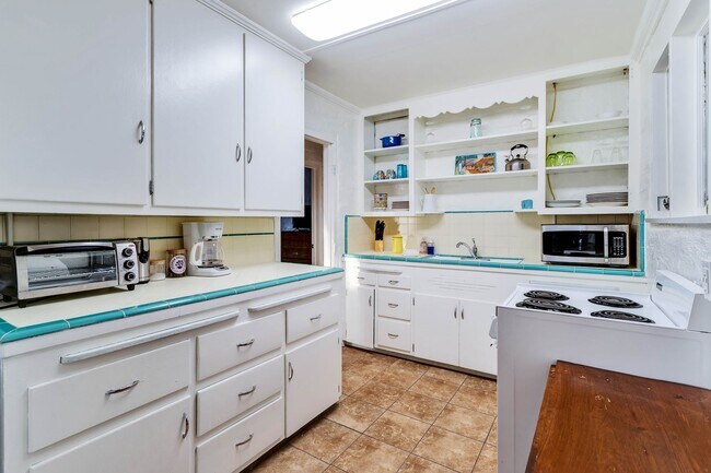Building Photo - 2 Bedroom 1 Bath - Furnished Hilltop Home ...