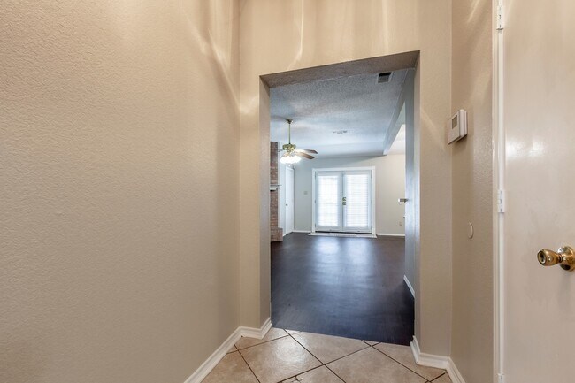 Building Photo - Adorable 3-2-2 in Cedar Hill!