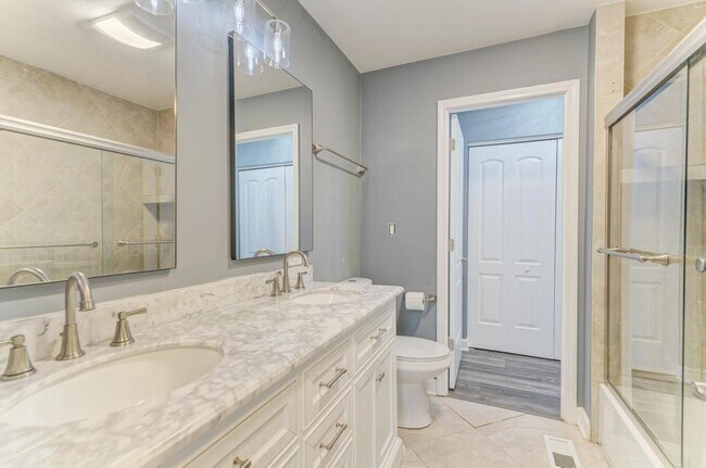 Building Photo - 585 Cambridge Way