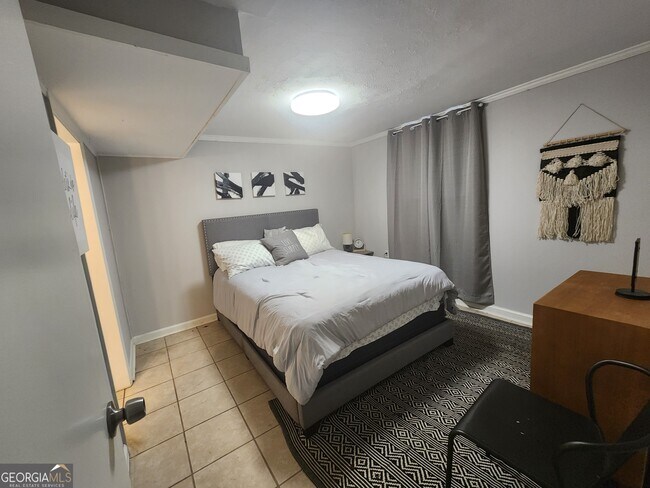 Building Photo - 917 Oakview Ave