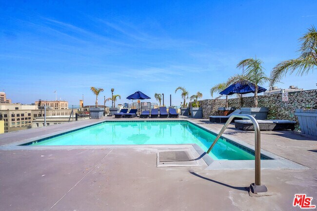 Building Photo - 312 W 5th St