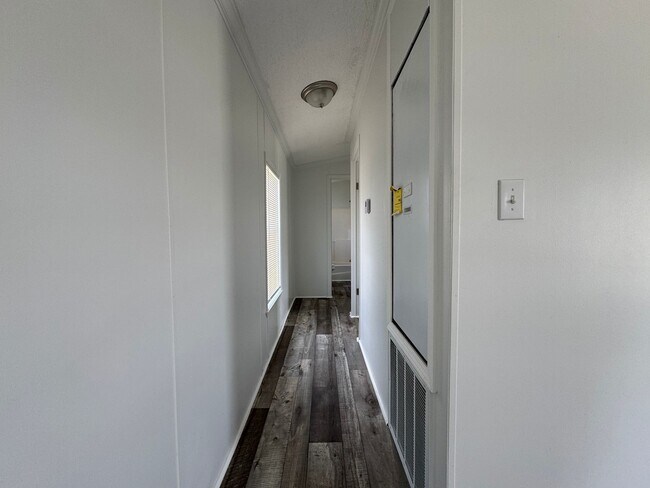 Building Photo - 16206 Wood Dr