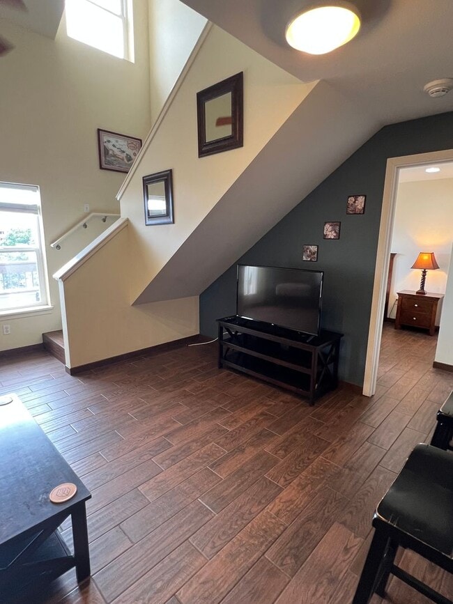 Building Photo - Breakers E-44 – Furnished 2BR with Lanai, ...