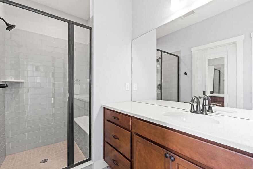 Building Photo - 799 Robert St