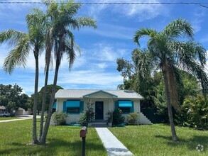 Building Photo - 2 Bedroom 1 Bath Gulfport Large 2 Car Garage