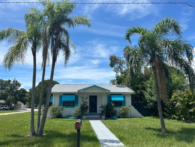 Primary Photo - 2 Bedroom 1 Bath Gulfport Large 2 Car Garage