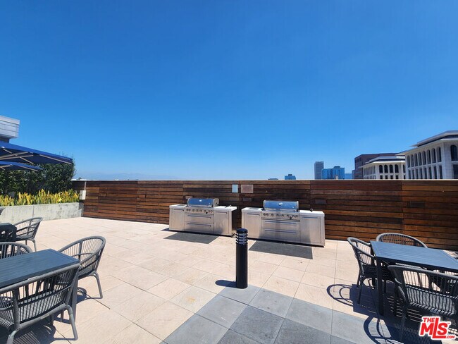 Building Photo - 3785 Wilshire Blvd