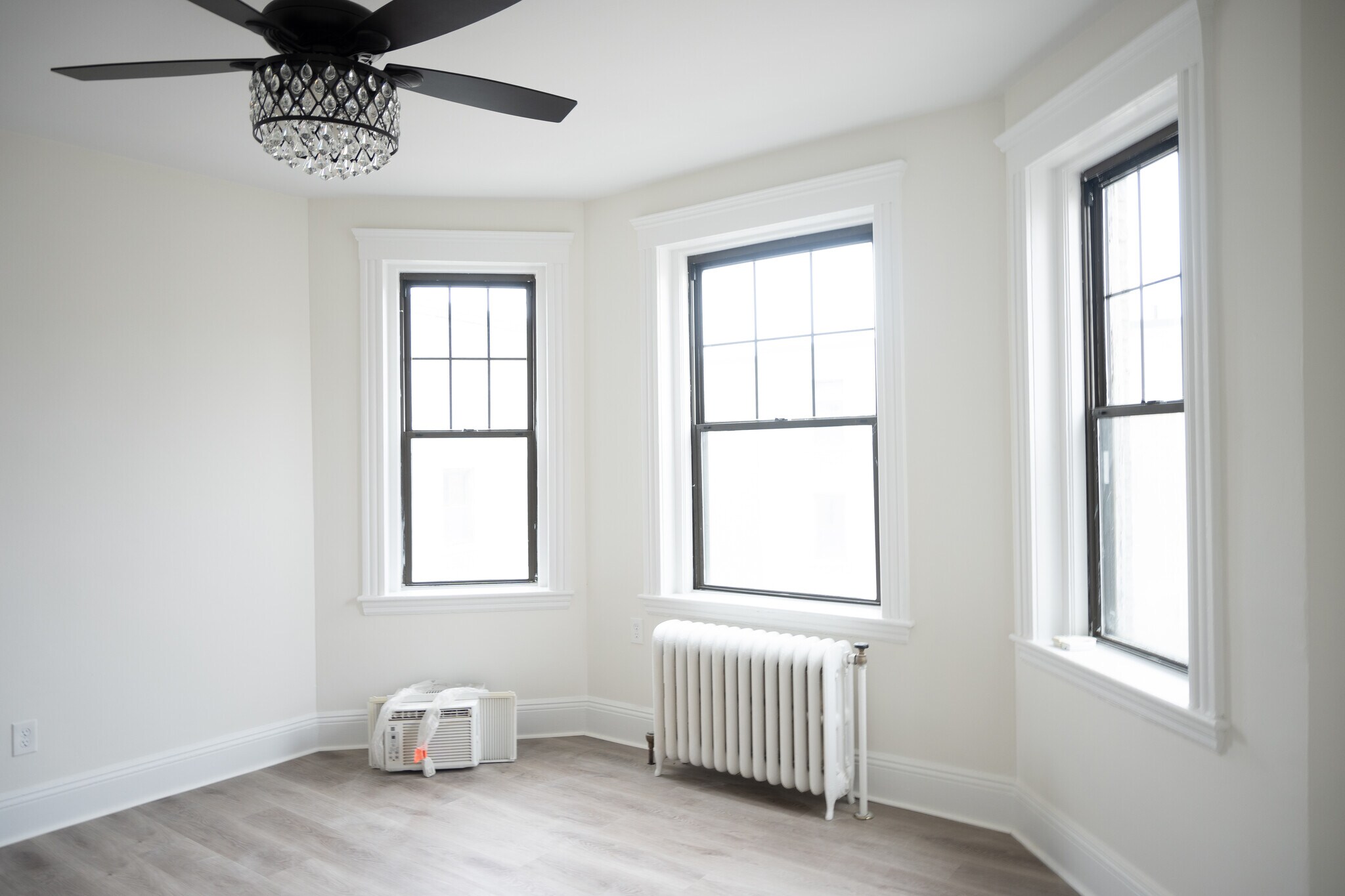 Master Room - 374 Chestnut Hill Ave