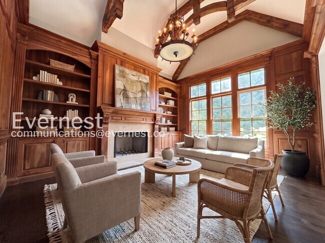 Building Photo - Spacious 7 Bed/8 Bath Home with Garage / Pet-Friendly / Available Now!