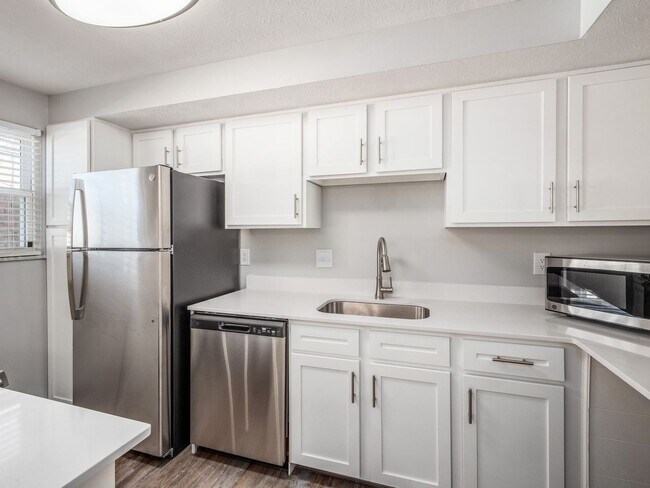 Building Photo - 4489 Mobile Dr