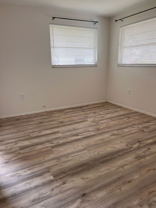 Building Photo - Venice, FL 2BR/2BA/1CG IN VENICE EAST