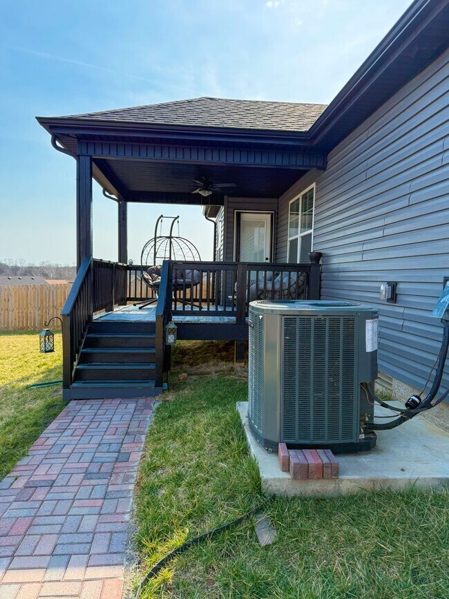 Building Photo - 3 Bedroom 2 Bathroom Home!