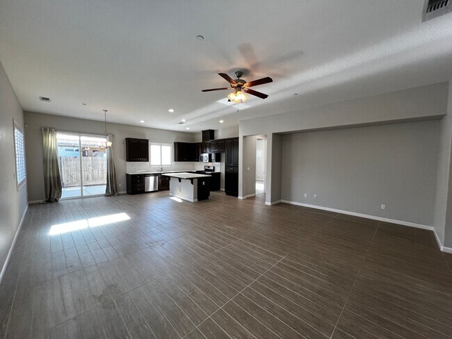 Building Photo - Beautiful 3 Bed, 2 Bath home in highly des...