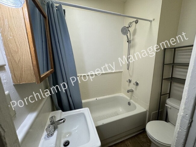 Building Photo - 547 Coit Ave NE