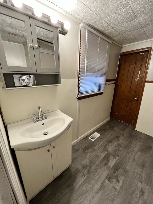 Building Photo - 629 E Broadway St