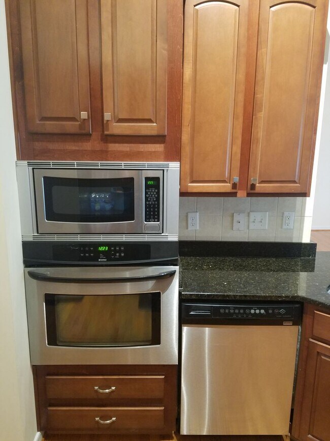 Building Photo - Beautiful transitional 4 bedroom brick ran...