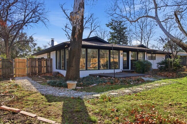 Building Photo - "Spacious 3-Bed, 2-Bath Gem with 2,155 Sq. Ft. on University Drive in Arlington, TX!"