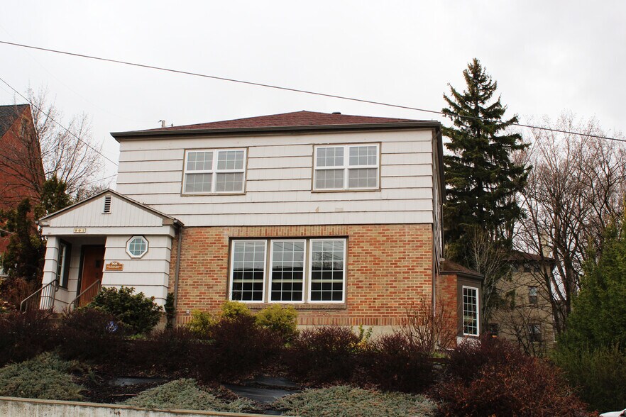 Building Photo - 905 NE C St