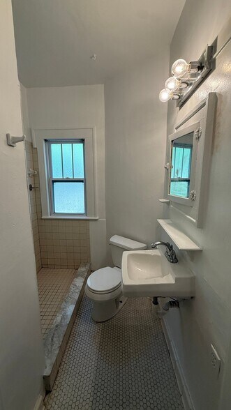 Building Photo - 715 Delaney Park Dr
