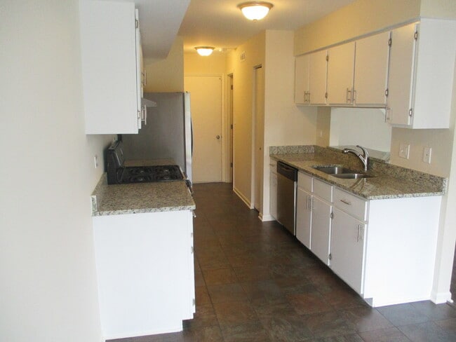 Building Photo - 203 Teak Ln