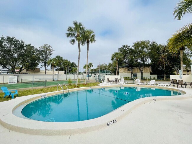 Building Photo - 2131 Crystal Dr