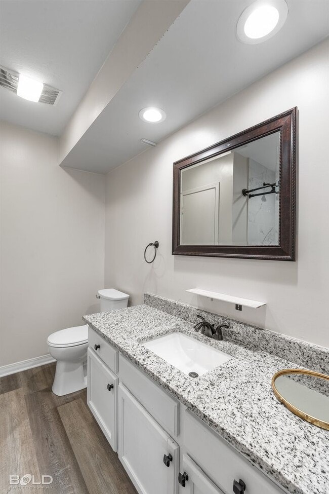 Building Photo - 3 bed 2 bath Town House