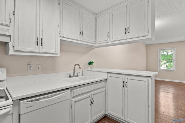 Building Photo - 2058 Woodlawn Dr SW