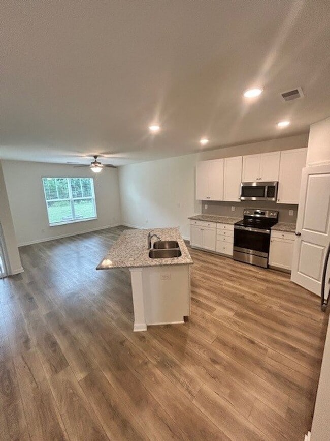 Building Photo - FREE RENT - $1000 Off First Month's Rent! ...