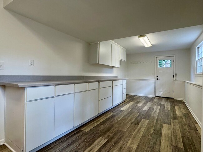 Building Photo - Rare lease opportunity in Leawood + Spacio...