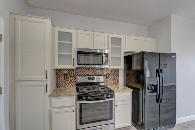 Building Photo - 180 Degree elevated views from a quiet str...