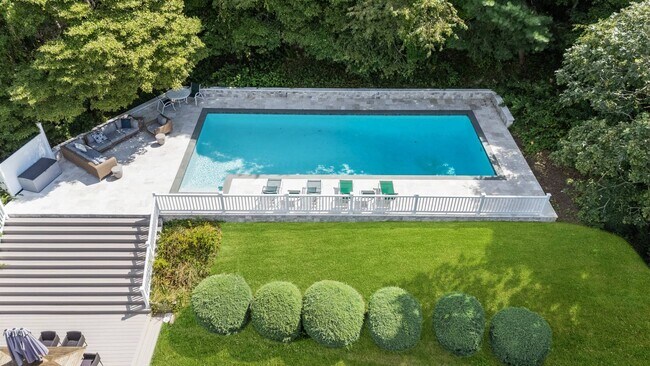 Building Photo - 20 Underhill Dr