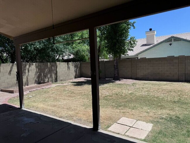 Building Photo - Adorable single floor 4 bedrooms,2 bathroo...