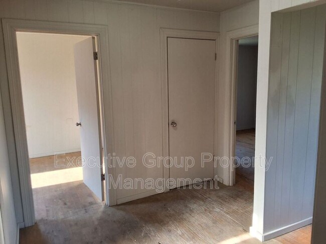 Building Photo - 746 W Elm Rd