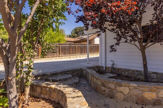 Building Photo - Meiners Oaks Gem
