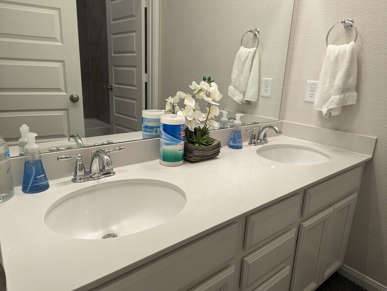 Shared bathroom with vanities for 2nd and 3rd bedrooms - 9829 Heritage Run Ln
