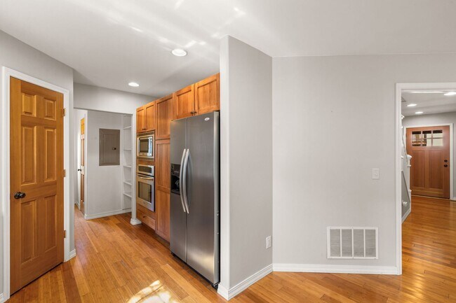 Building Photo - Spacious 3-Bedroom Home in Sought-After Valley West