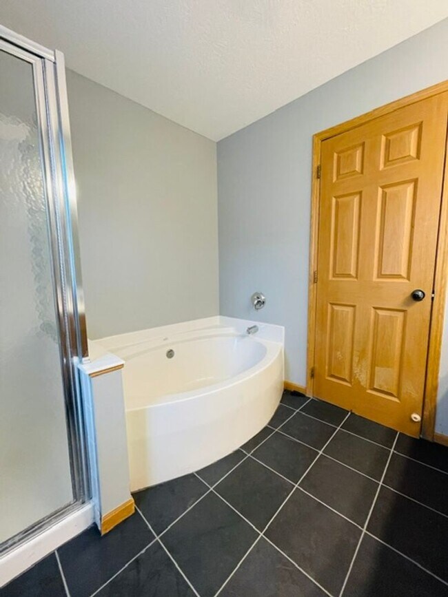 Building Photo - 8575 Fernbrook Dr