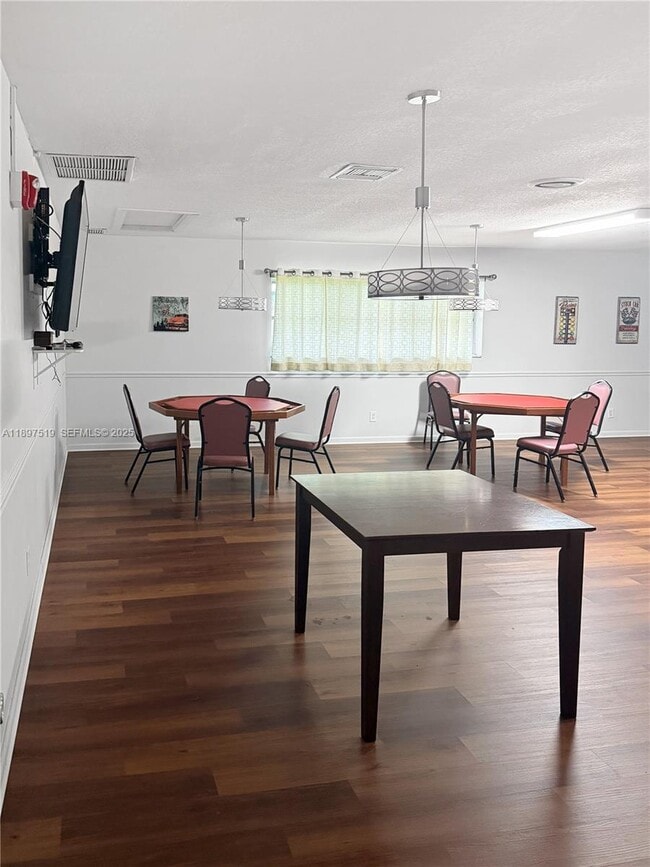 Building Photo - 7897 Golf Cir Dr